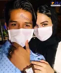 مهدی قائدی و همسرش با ماسک در شب پیروزی/عکس