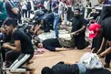 ماساژ زائران اربعین در مسیر کربلا +عکس