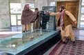 نیروهای طالبان بر مزار احمدشاه مسعود/عکس