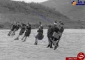کودکانی که برای رفتن به مدرسه از رودخانه عبور می کنند. مودنا، ایتالیا، 1959+عکس