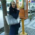 عکس بازیگر معروف در حال تماس گرفتن از تلفن عمومی