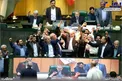 لحظه به آتش کشیدن پرچم آمریکا در مجلس+عکس