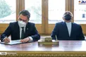 عکس عجیب از ظریف هنگام امضای قرارداد با صربستان !