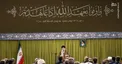 عکس/ آیه نصب شده در دیدار امروز رهبر انقلاب