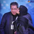 ابراز علاقه خانم بازیگر مشهور به پدرش در بین جمعیت + عکس