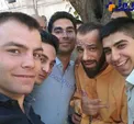 عکس یادگاری مردم با امیر تتلو در لباس زندان و دستبند