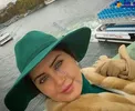 کلاه و پالتوی خاص خانم بازیگر کنار دریا