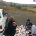 ناهارخوردن رئیس کمیته امداد در کنار جاده !+عکس
