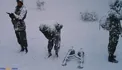 نماز اول وقت دو سرباز ایرانی در زمستان برفی/عکس