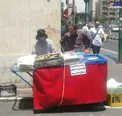 بخشندگی و معرفت یک دستفروش/عکس