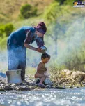 تصویری جالب از حمام کودک یه خانواده عشایری