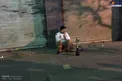 عکس/ کشیدن قلیان پس از زلزله تهران