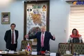 وقتی وزیر امور خارجه انگلیس زیر عکس شهید فهمیده می نشیند/عکس
