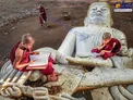 عکسی جالب از بوداهای کوچک در حال درس خواندن
