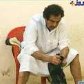 صدام حسین در حال شستن لباس هایش در زندان + عکس