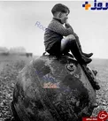 عکسی دیده نشده از کودکی که روی مین نشته است