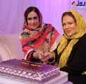 عکس/ژست جالب «بهاره رهنما» درحال بریدن کیک
