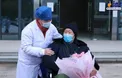 عکس/ مرد 91 ساله مبتلا به کرونا پس از بهبود از بیمارستان مرخص شد