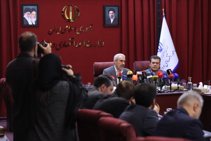 وزیر اقتصاد در آیین امضای تفاهمنامه بازسازی زیرساختهای فناورانه چهار دانشگاه برتر: تمام ظرفیتهای قانونی را برای بازسازی و نوسازی دانشگاههای آسیبدیده از جنگ بهکار میگیریم وزیر اقتصاد در آیین امضای تفاهمنامه بازسازی زیرساختهای فناورانه چهار دانشگاه برتر: تمام ظرفیتهای قانونی را برای بازسازی و نوسازی دانشگاههای آسیبدیده از جنگ بهکار میگیریم
