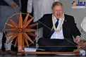 عکس/ نخست وزیر انگلیس پشت چرخ نخ ریسی
