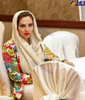 مانتوی خاص و متفاوت خانم بازیگر در یک تالار + عکس