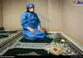 مدافع سلامت با لباسی سرسخت سر سجاده نماز/عکس