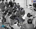 عکس/ دیدار امام خمینی(ره) با خلبانان قهرمان عملیات اچ۳