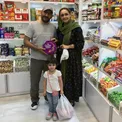 هدایت هاشمی و همسر و دخترش در فروشگاه محصولات خارجی/عکس