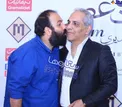 عکس/بوسه بازیگر مشهور بر صورت مهران مدیری در اکران عمومی 