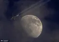 عبور یک هواپیما از مقابل ماه/ عکس