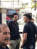 عادل فردوسی‌پور مقابل منزل مرحوم مهدی شادمانی/عکس