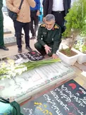 سردار حاجی زاده بر سر مزار حاج قاسم/ عکس