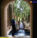 منظره فوق العاده ای که خانم بازیگر در آن ایستاده است+ عکس