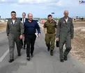 کتاب امام خمینی در دستان وزیر جنگ رژیم صهیونیستی
