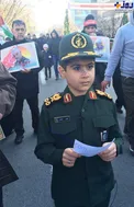 لباس حاج قاسم بر تن یک کودک