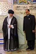 ‏تصویری از حضور رهبر انقلاب بر مزار پدرشان