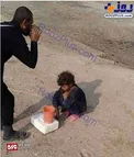 عکس/ پذیرایی بی ریای یک کودک فقیر از زائران اربعین