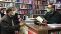 محمود احمدی‌نژاد در کتابفروشی‌های خیابان انقلاب/عکس