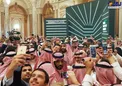 صحنه‌ای عجیب از سلفی گرفتن با پادشاه خونخوار!+عکس