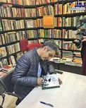 عکس/ مراسم امضای کتاب عادل فردوسی پور به نفع زلزله زدگان