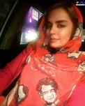 روسری عجیب و غریب خانم بازیگر با عکس هنرمندان!+عکس