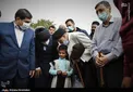 عکس/ بوسه رئیس جمهور بر سر کودک زلزله زده
