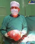 عکس/خارج کردن توده ۵ کیلو و ۷۰۰ گرمی از بدن بیمار دهدشتی