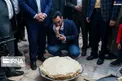 آقای وزیر در حال خوردن نان محلی +عکس
