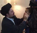 كشيدن دو دستی لپ يک كودک توسط سيد حسن خمينی +عكس