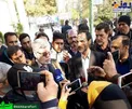 عكس/ خروج معاون احمدي احمدي نژاد از دادسرا با گل رز و نرگس!