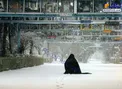 عکسی به یاد ماندنی از مادر شهید در یک روز برفی