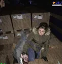 کشف یک زن و مرد در داخل یک کشنده توسط مأموران گمرک+عکس