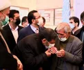 عکس/ بوسه ضرغامی بر دست مرمتگر گنبد سلطانیه