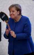 ژست بامزه آنگلا مرکل پس از دریافت هدیه اردوغان/عکس